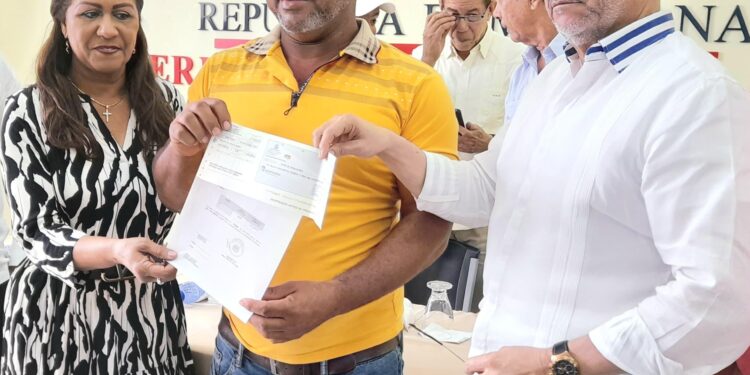 Gobierno destina más de 60 millones de pesos para recuperación subsectores piña y banano