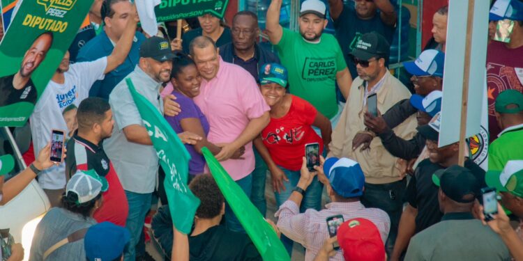 Cientos de personas afirman que alcalde Carlos Guzmán será el primero en repetir en SDN