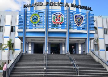 PN investiga caso de hombre amenazando a otro con pistola en presencia de policías