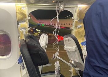 Avión de Alaska Airlines pierde ventana en pleno vuelo