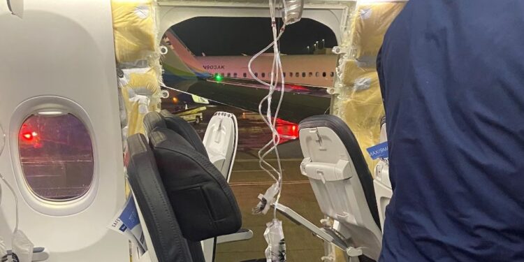 Avión de Alaska Airlines pierde ventana en pleno vuelo