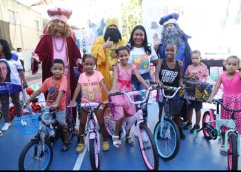 Diputada Leyvi Bautista entrega juguetes a niños por Día de Santos Reyes en SDO