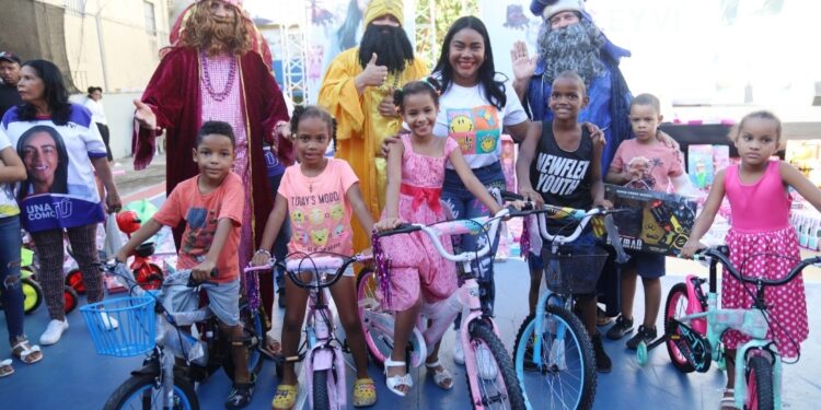 Diputada Leyvi Bautista entrega juguetes a niños por Día de Santos Reyes en SDO