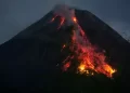 Al menos 1.500 evacuados tras la erupción de un volcán al este de Indonesia