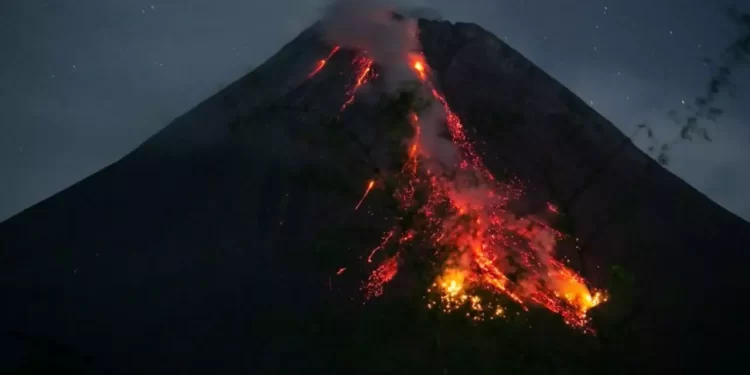 Al menos 1.500 evacuados tras la erupción de un volcán al este de Indonesia