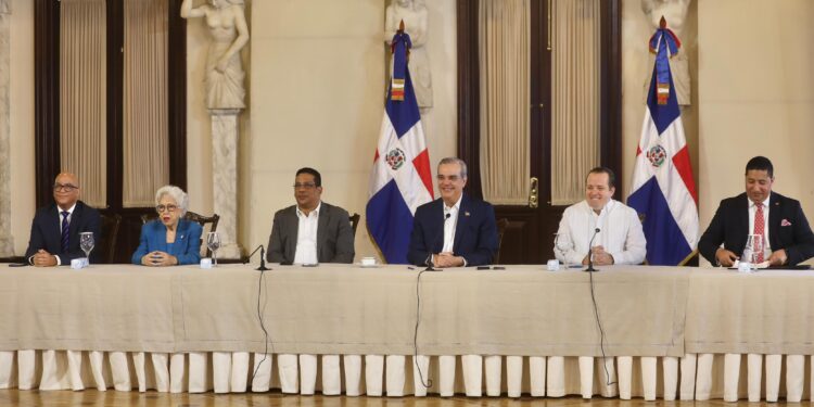 Presidente Abinader promulga Decreto 1-24 que regula la publicidad oficial