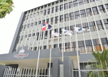 Presidente Luis Abinader acoge recomendación de Comisión Revisora Contratos del CEA