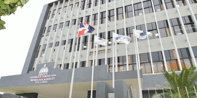 Presidente Luis Abinader acoge recomendación de Comisión Revisora Contratos del CEA