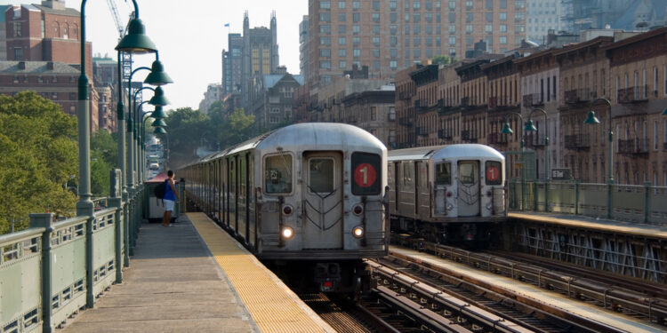 Al menos 18 heridos tras choque de dos trenes del metro en NY
