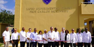 Presidente Abinader entrega Liceo Experimental Carlos Mckinney, en Baní