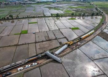 Tres muertos y 28 heridos en colisión de trenes en Indonesia