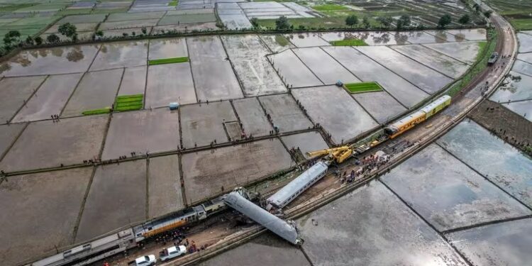 Tres muertos y 28 heridos en colisión de trenes en Indonesia