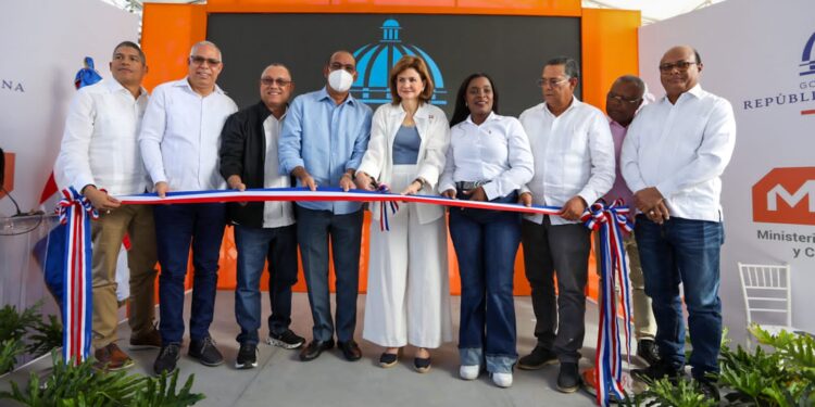 Vicepresidenta inaugura cinco obras en provincias fronterizas
