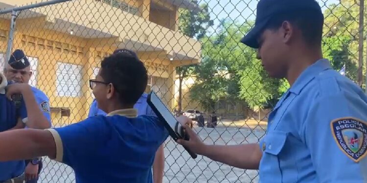 MINERD pone en marcha el uso de detectores de metales en centros educativos