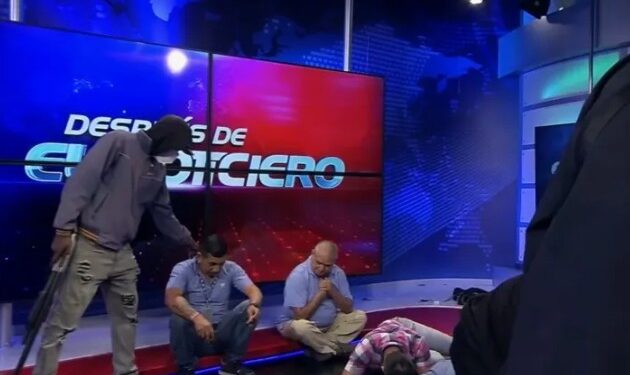 Policía libera retenidos en un canal televisión en Guayaquil y detiene a 13 asaltantes