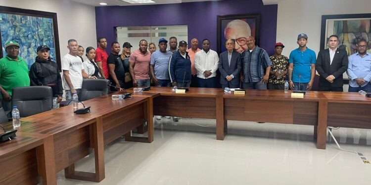 Dirigentes del PCR pasan al PLD, se comprometen a trabajar por el triunfo de Abel Martínez