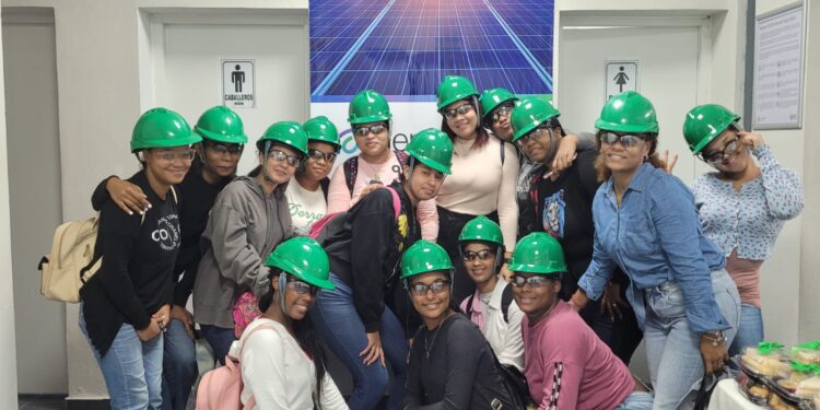 Jóvenes preparadas para empleos verdes en Villas Agrícolas