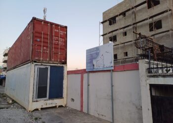 Obstrucción en acera genera preocupación en sector Ensanche Isabelita