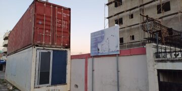 Obstrucción en acera genera preocupación en sector Ensanche Isabelita