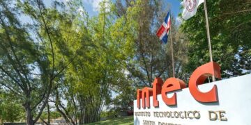 Escuela de Negocios del INTEC recibe reacreditación internacional
