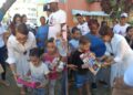 Aspirante a regidora PRM regala juguetes a niños de SDE por tradición de la “Vieja Belén”