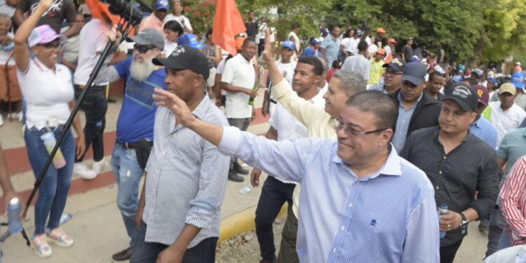 Camacho toma juramento en el PRM a exdirigentes peledeístas de la provincia Independencia