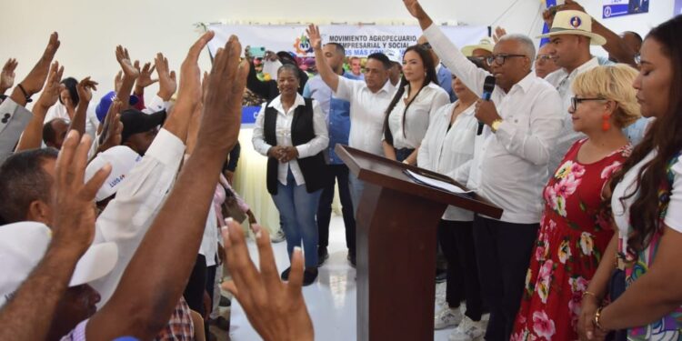 Juan Rosa encabeza juramentación de movimientos en apoyo a Luis Abinader