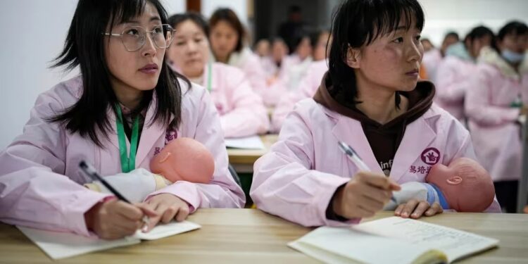 El régimen chino pidió a las mujeres que tengan más hijos, pero su población sigue cayendo