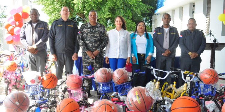 Hijos de policías de la Dirección Regional Sur Central reciben juguetes de Aseopna
