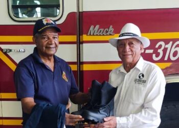 Donan uniformes al cuerpo de bomberos en Yaguate