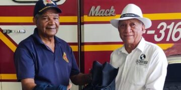 Donan uniformes al cuerpo de bomberos en Yaguate