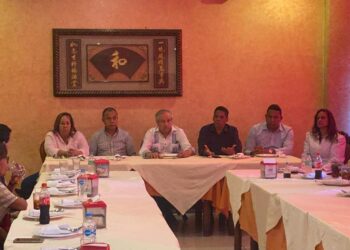 Manuel Alsina realiza almuerzo con sus principales cuadros políticos