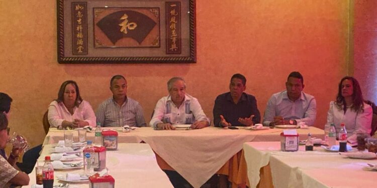 Manuel Alsina realiza almuerzo con sus principales cuadros políticos