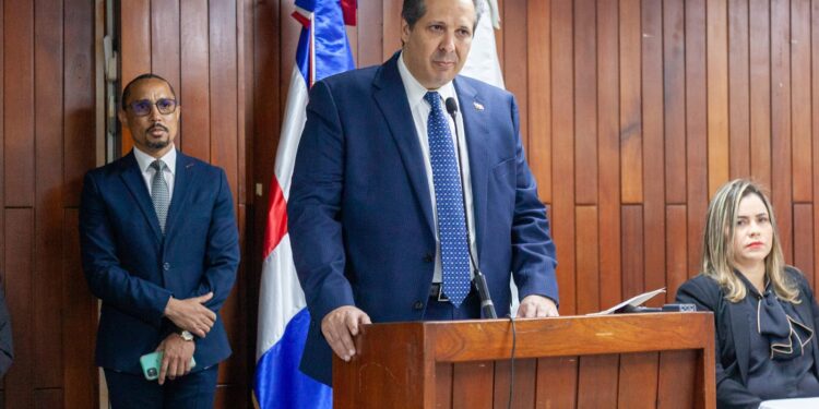 Víctor Atallah asume como ministro de Salud Pública