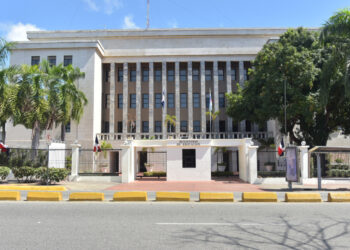 Minerd tomará acciones legales contra empresas fumigadoras que afectan comunidad educativa en SFM