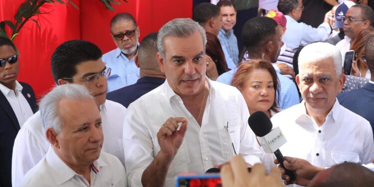 Abinader responde a la oposición: Dice sus denuncias son muestras de desesperación porque están derrotados