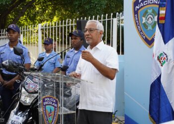 Ministro Hernández fortalece flota vehicular de la Policía Escolar