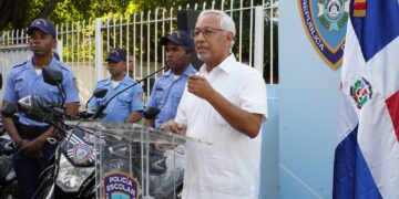 Ministro Hernández fortalece flota vehicular de la Policía Escolar