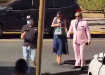 Momento en el que Yailin La Más Viral llega a audiencia de medida de coerción contra Tekashi