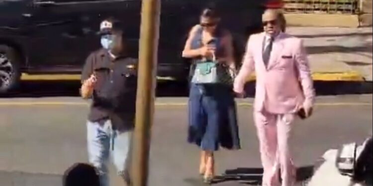 Momento en el que Yailin La Más Viral llega a audiencia de medida de coerción contra Tekashi