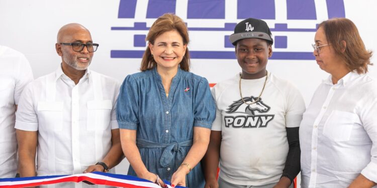Vicepresidenta inaugura escuela, muelle y campo deportivo en San Cristóbal