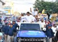 Kelvin Cruz encabeza multitudinaria caravana en La Vega