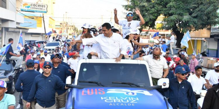 Kelvin Cruz encabeza multitudinaria caravana en La Vega