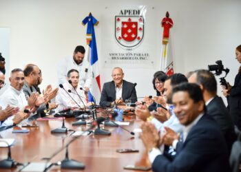 Ulises Rodríguez presenta sus propuestas  de gobierno municipal al empresariado de Santiago