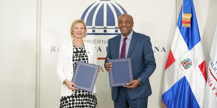 Ministerio de Energía y Minas y el PNUD firman acuerdo para electrificar viviendas rurales en la RD