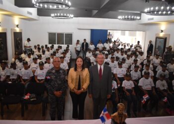 Policía  Comunitaria realizó charla titulada “Duarte Constitución y Símbolos Patrios” en Instituto Duartiano