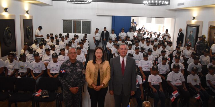Policía  Comunitaria realizó charla titulada “Duarte Constitución y Símbolos Patrios” en Instituto Duartiano