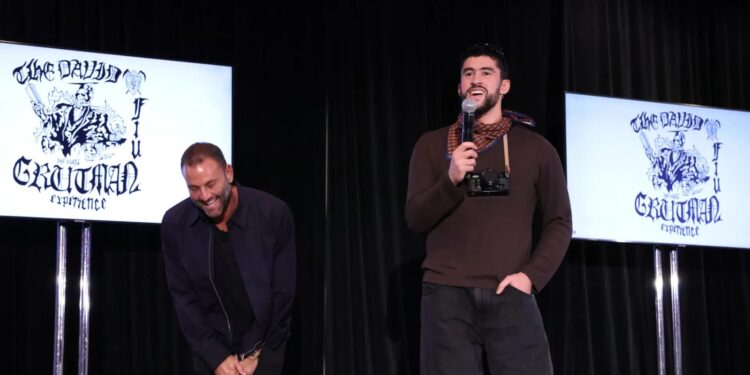 Bad Bunny aparece de sorpresa en una universidad de Miami