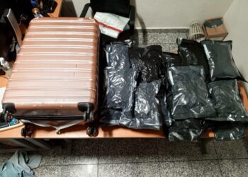 Incautan en el Aila maleta cargada con 17 paquetes de marihuana