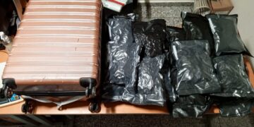 Incautan en el Aila maleta cargada con 17 paquetes de marihuana